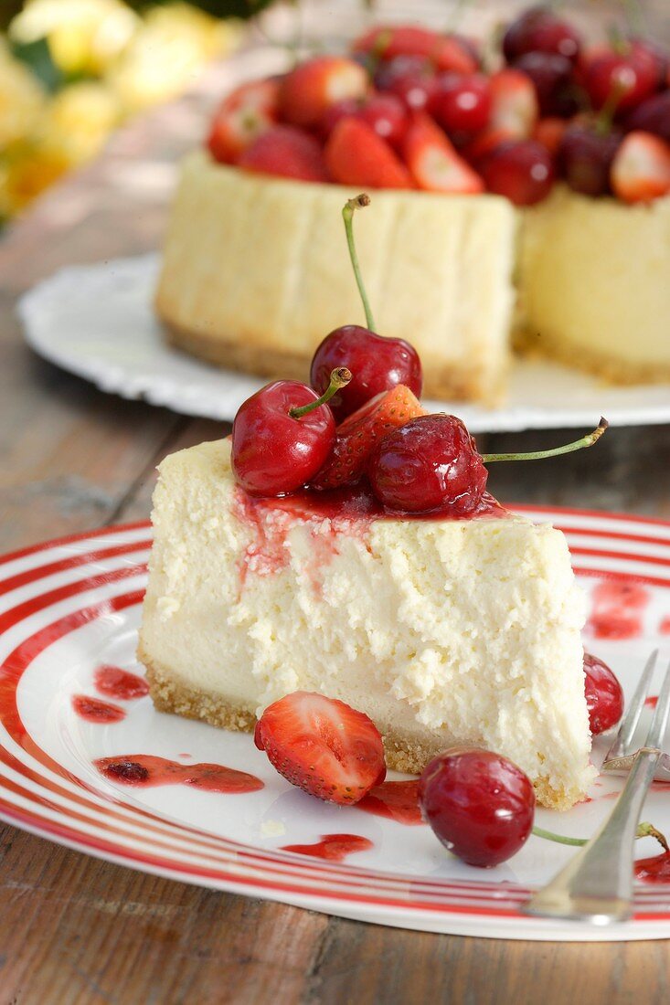 Gebackener Frischkäsekuchen mit Erdbeeren und Kirschen