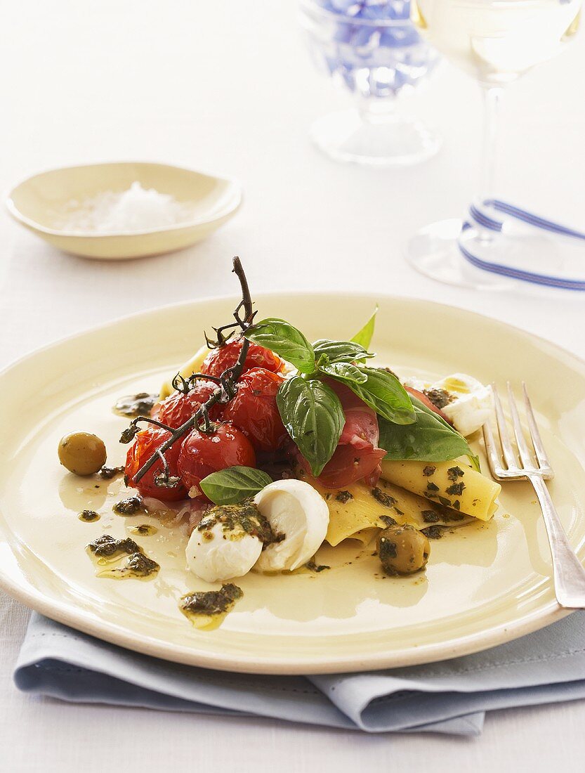 Lasagneblätter mit Tomaten, Oliven und Mozzarellakugeln