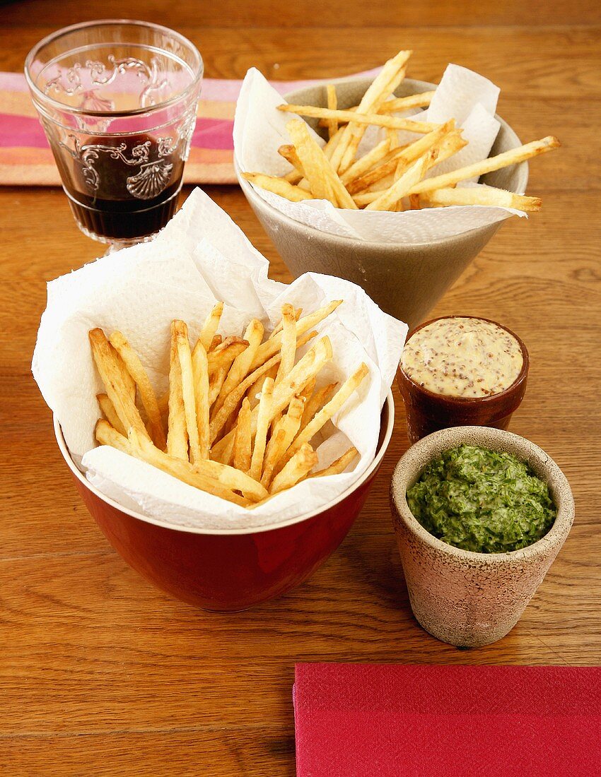 Pommes frites mit Kräuterdip und Senfdip