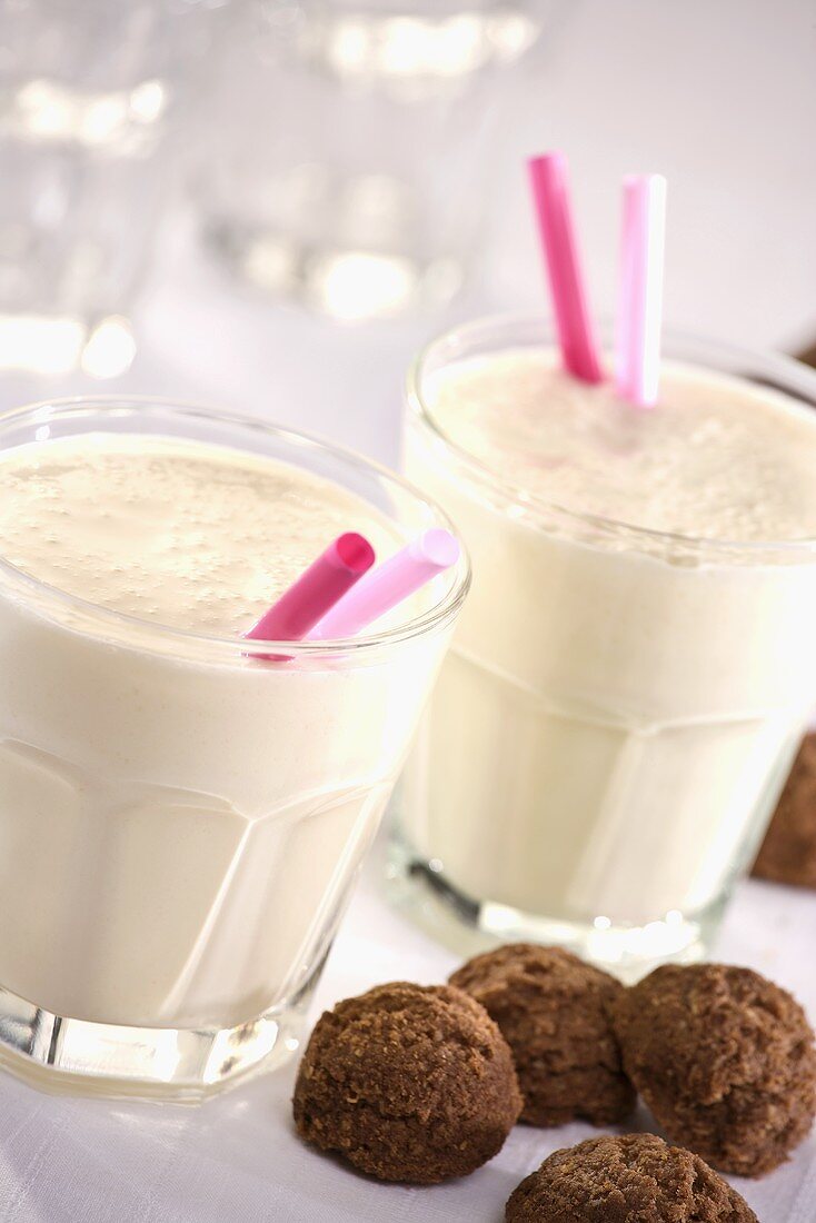 Nektarinen-Joghurt-Shakes und Kakaoplätzchen