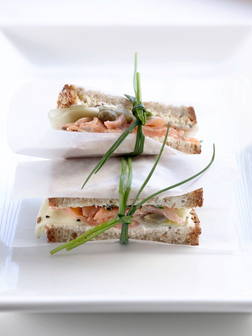 Sandwich mit geräucherter Forelle und Gurken