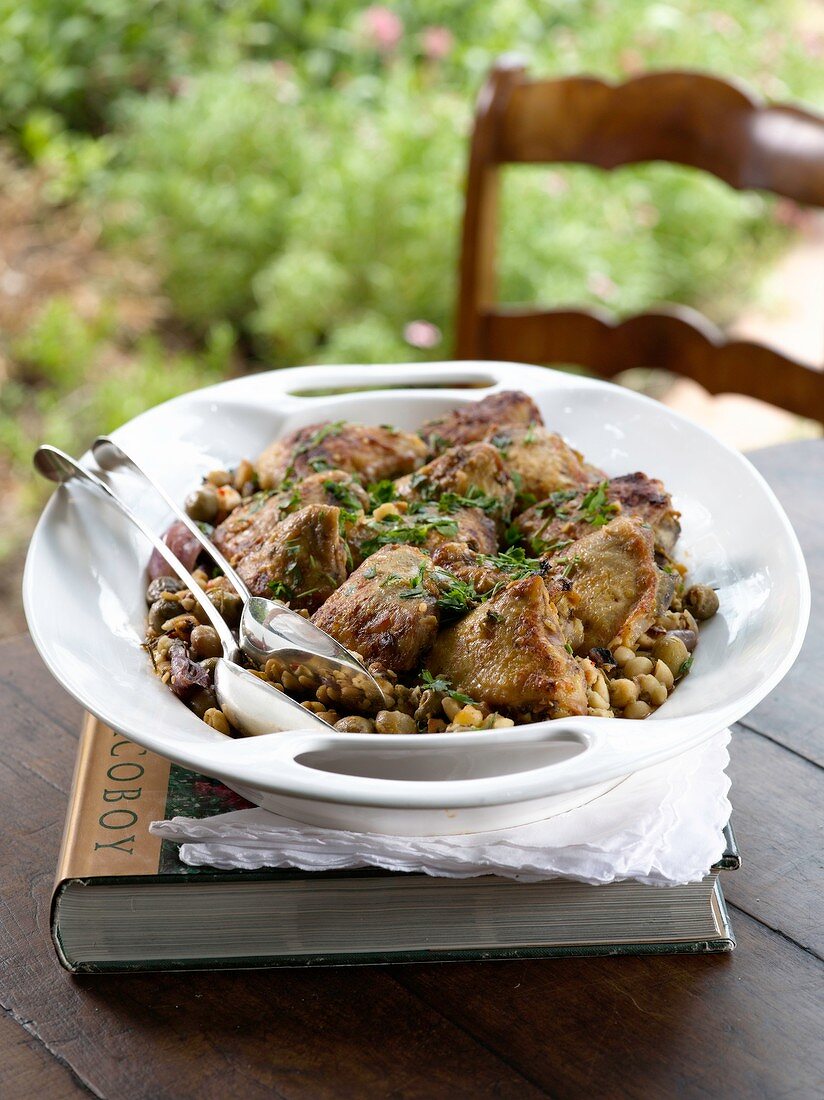 Hähnchenschenkel mit grünen Oliven, Mandeln und Oregano