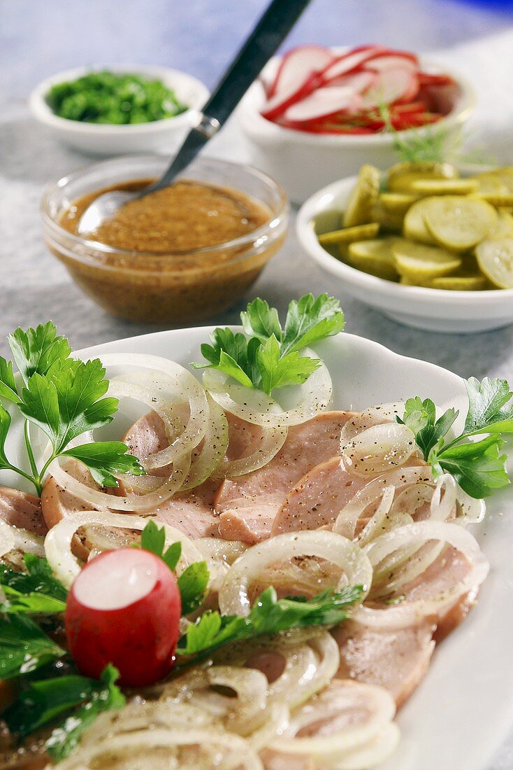 Saure Wurst mit Zwiebeln, Senf, Essiggurken und Radieschen