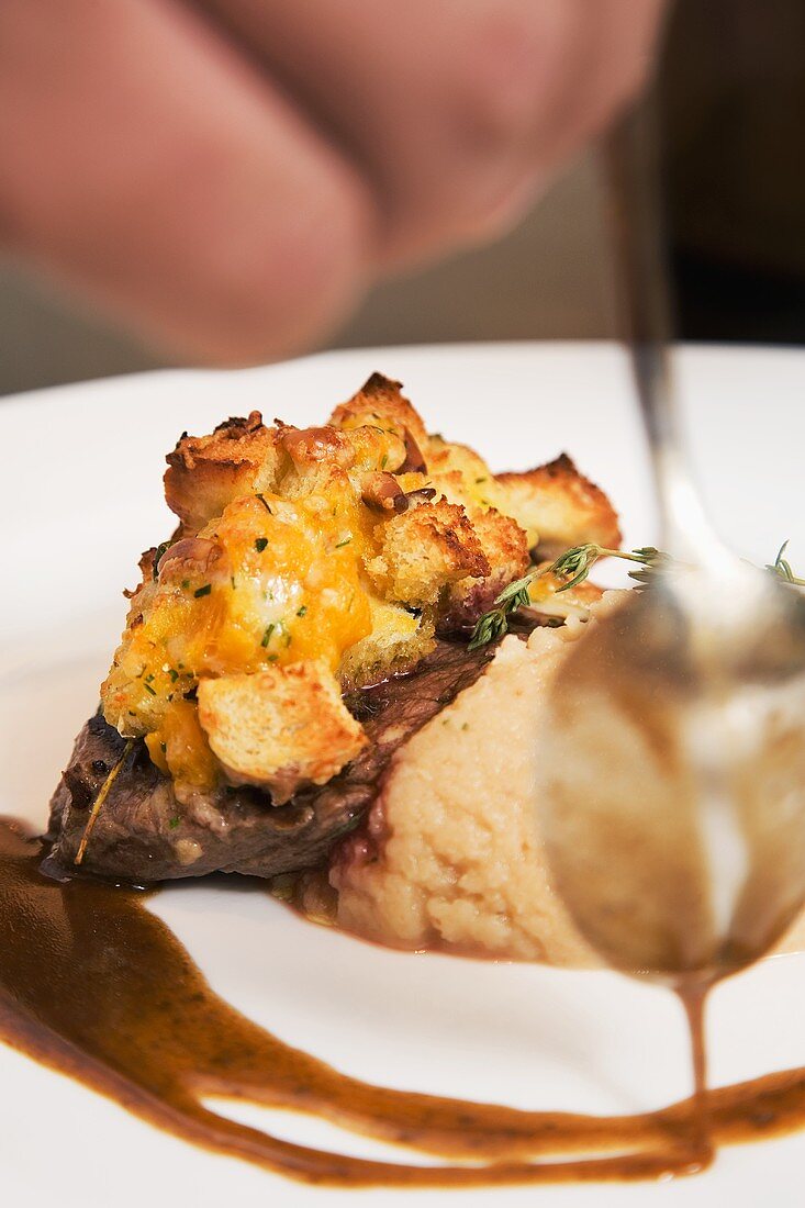 Fillet of beef with a herb-brioche crust