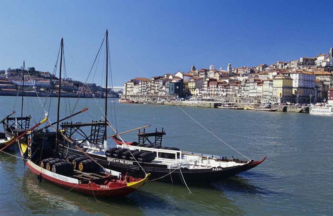 Traditionelle Portweinbarken, Altstadt von Porto, Portugal