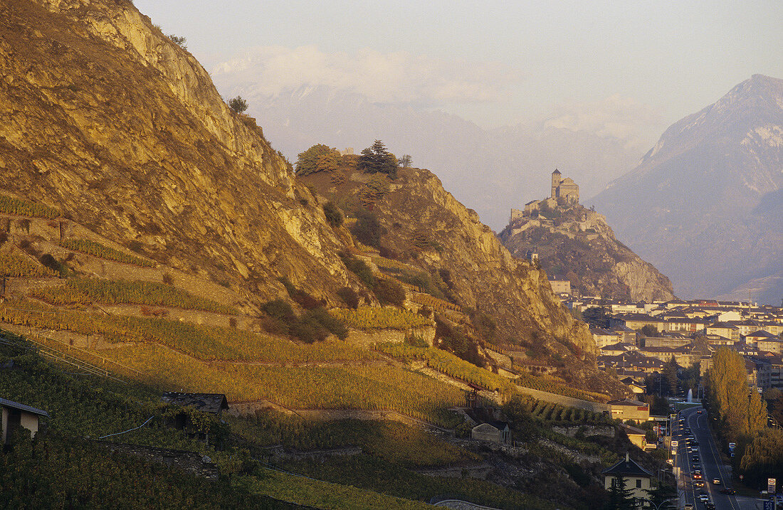 Sion Hauptstadt des Wallis im Rhônetal, Wallis, Schweiz