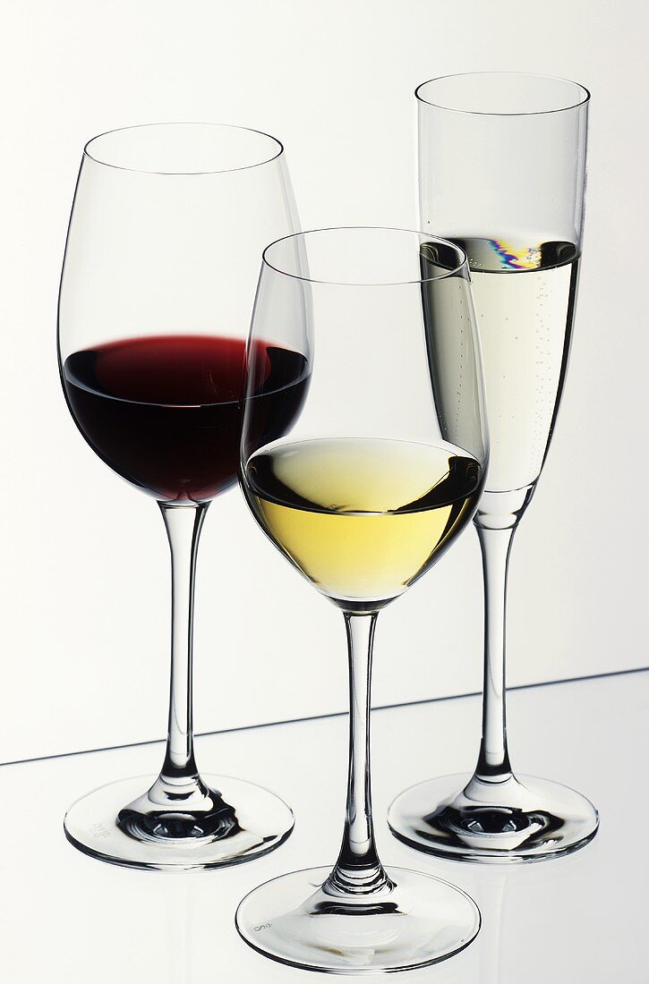 Je ein Weissweinglas, Rotweinglas und Sektglas