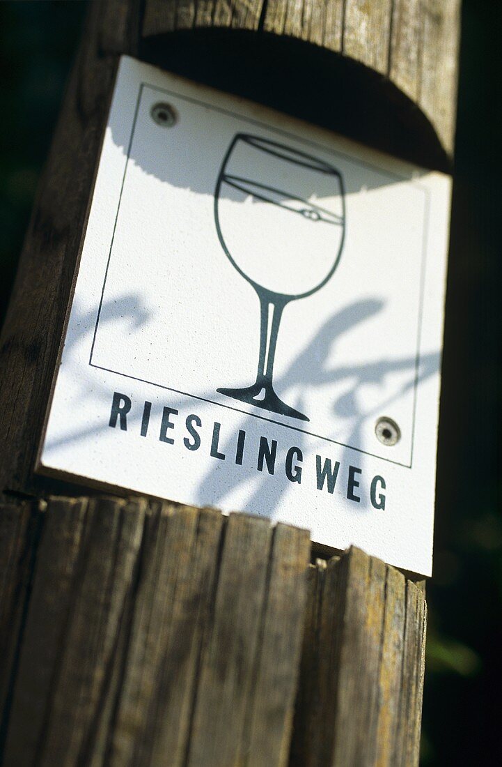 Wegweiser für einen Riesling-Weinwanderweg, Deutschland