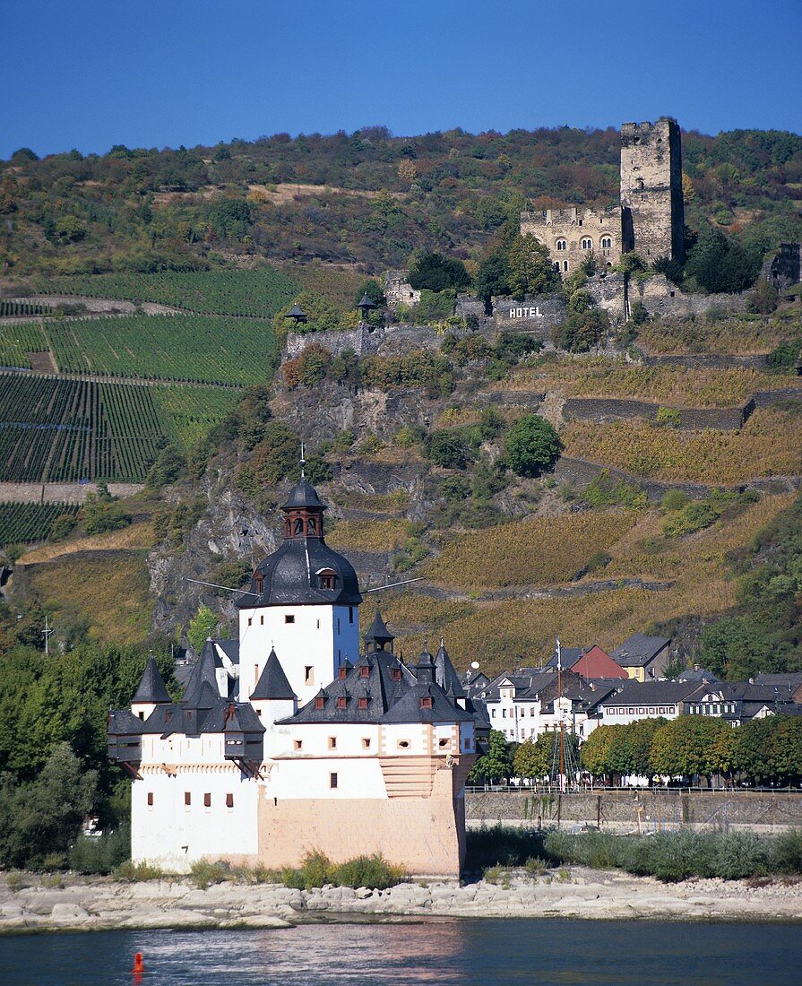 Zollburg Pfalzgrafenstein und im Hintergrund die Burg Gutenfels, Kaub, Mittelrhein, Deutschland
