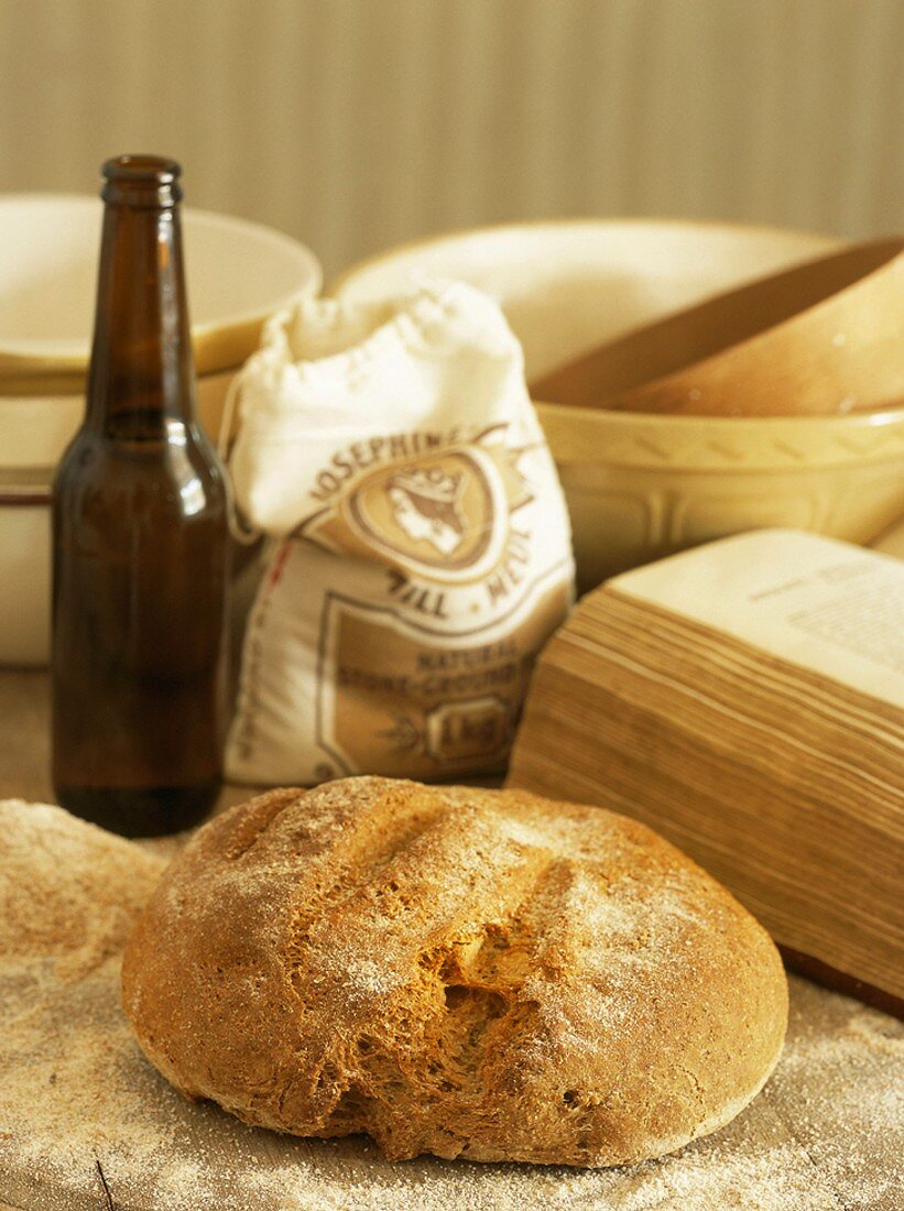 Ein Laib Brot und Backzutaten