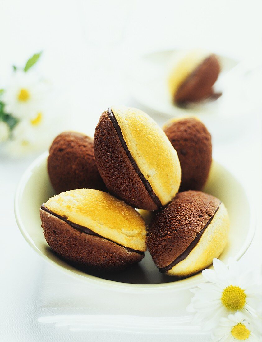 Madeleines filled with chocolate cream