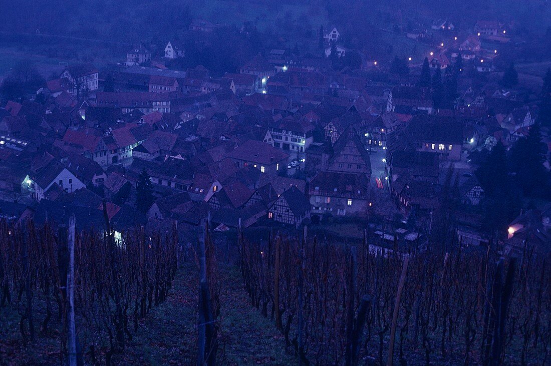 Blick auf Andlau bei Nacht, Elsass, Frankreich