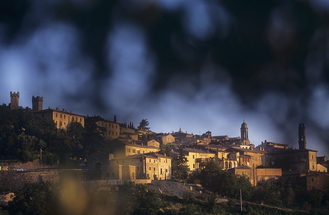 Montalcino die berühmte Weinstadt, Toskana, Italien
