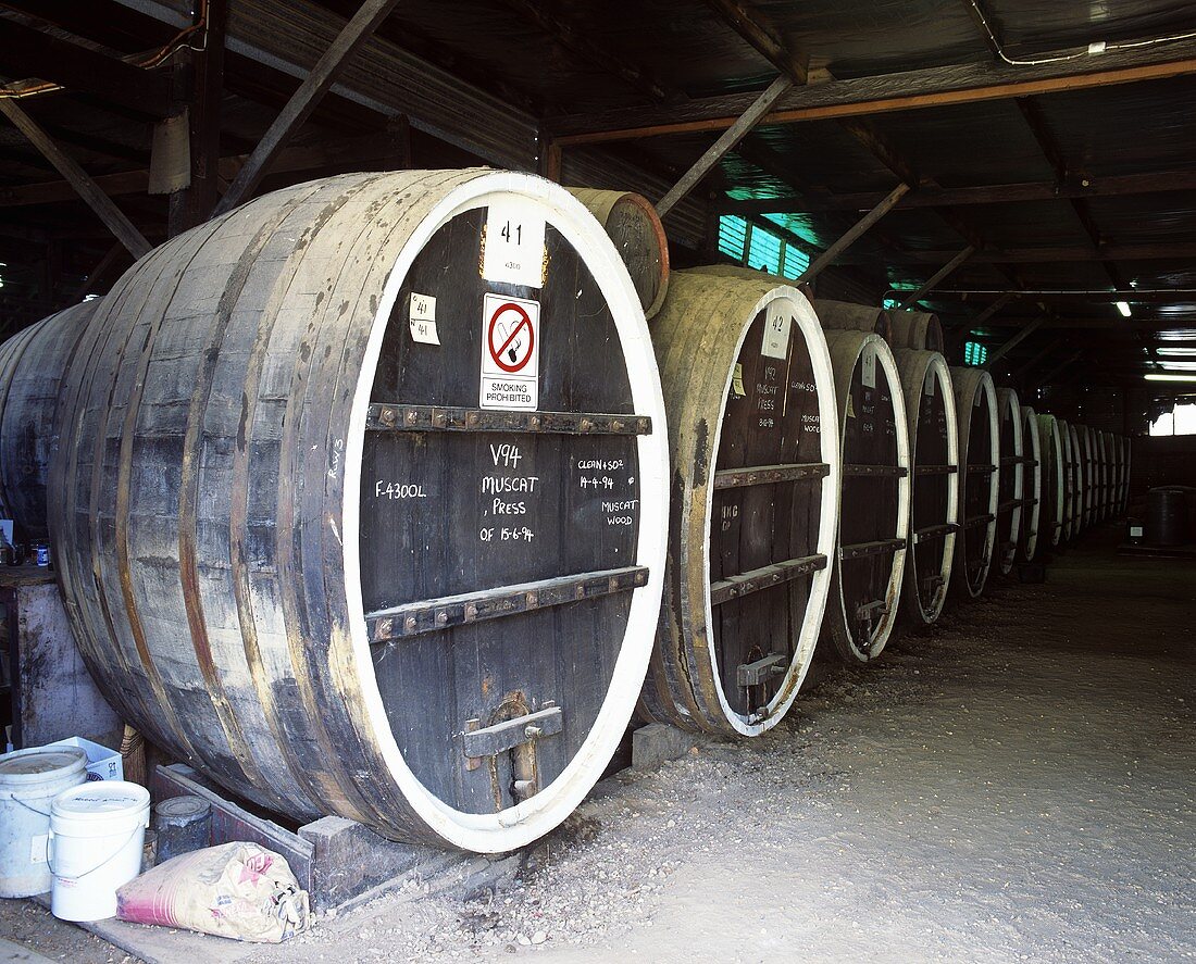 Weinfässer von Morris Wines, Rutherglen, Australien