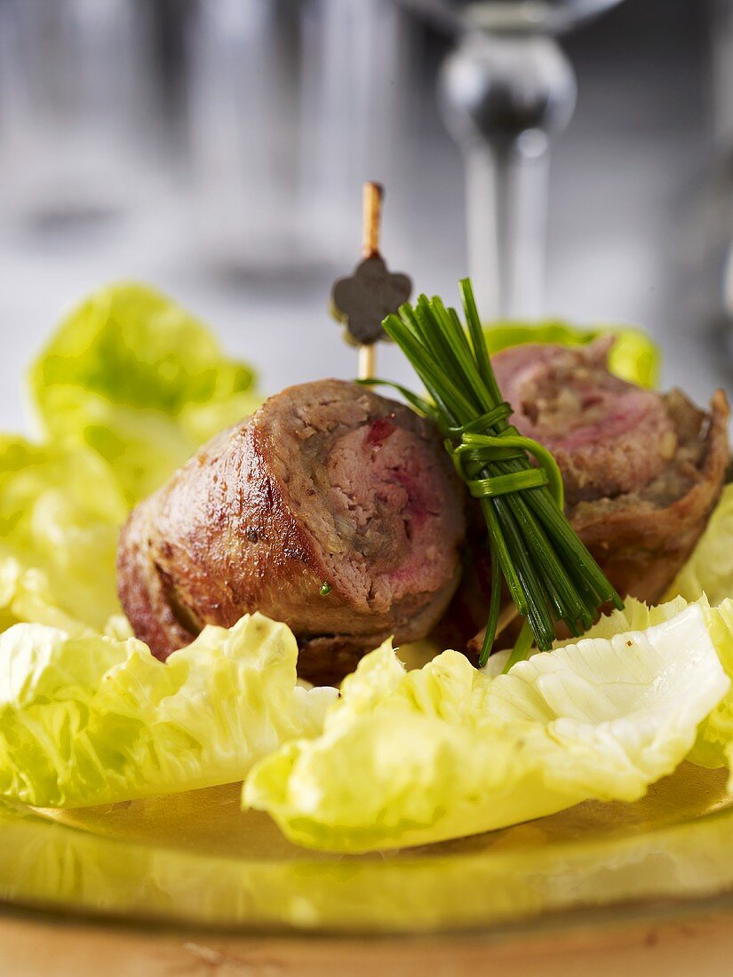 Entenrouladen mit Kopfsalat und Schnittlauch