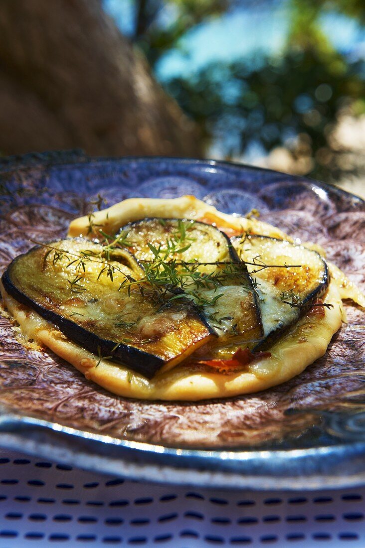 Pizza mit Auberginen, Käse und Kräutern