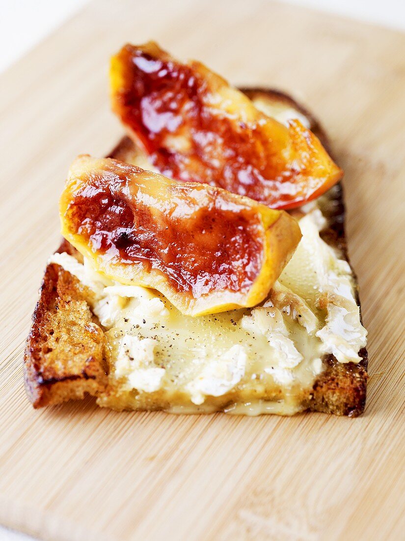 A slice of bread with Camembert and apples