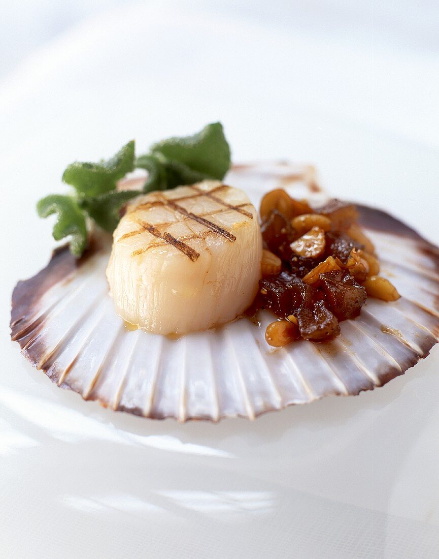 Grilled scallops with chutney