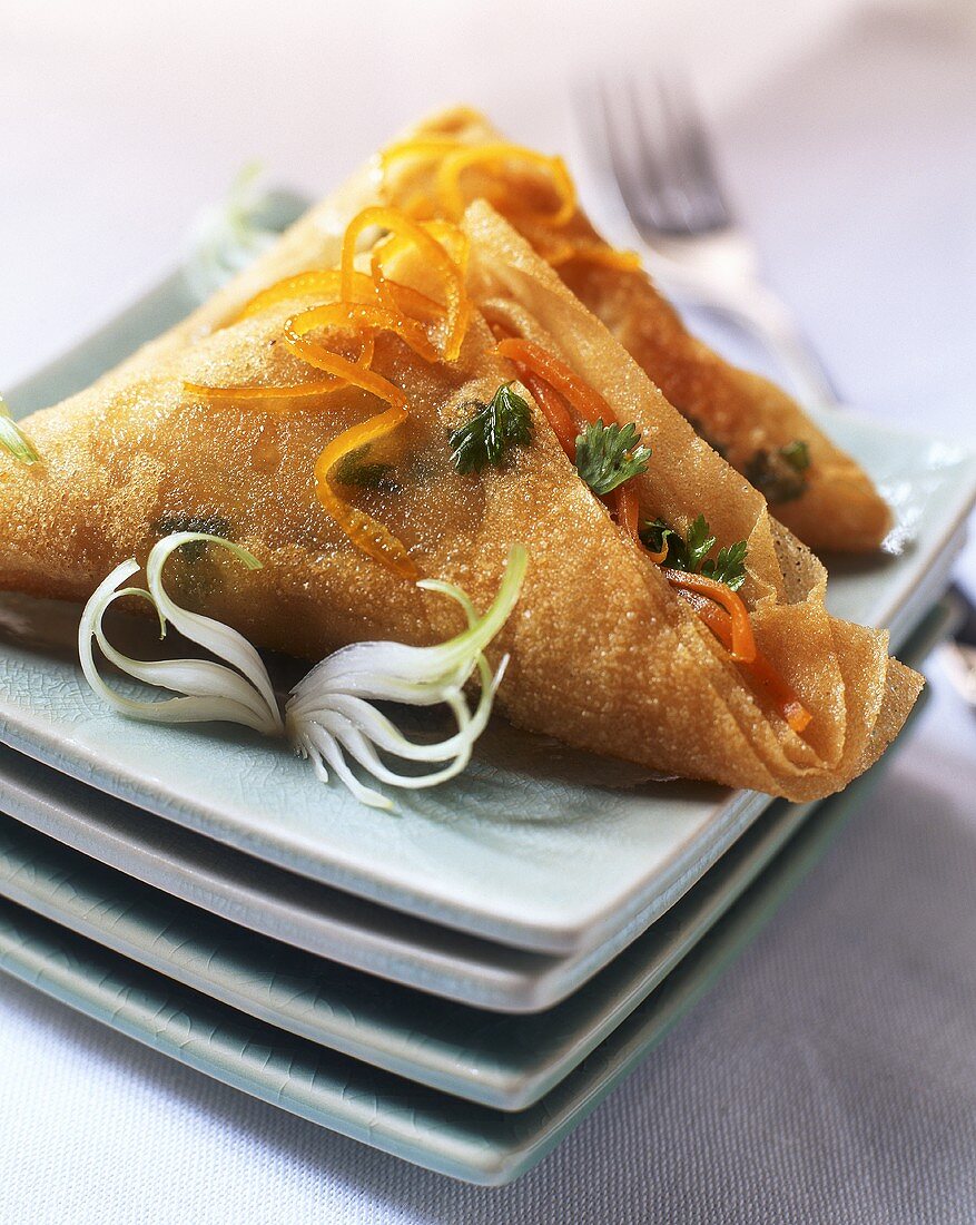 Pastilla (Filloteigpastete, Marokko) mit Möhren und Orangen