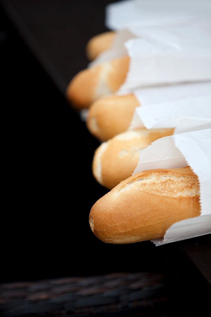 Mehrere Baguettes in Papiertüten