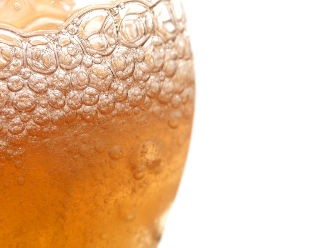 Ein Glas schäumender Cidre (Nahaufnahme)