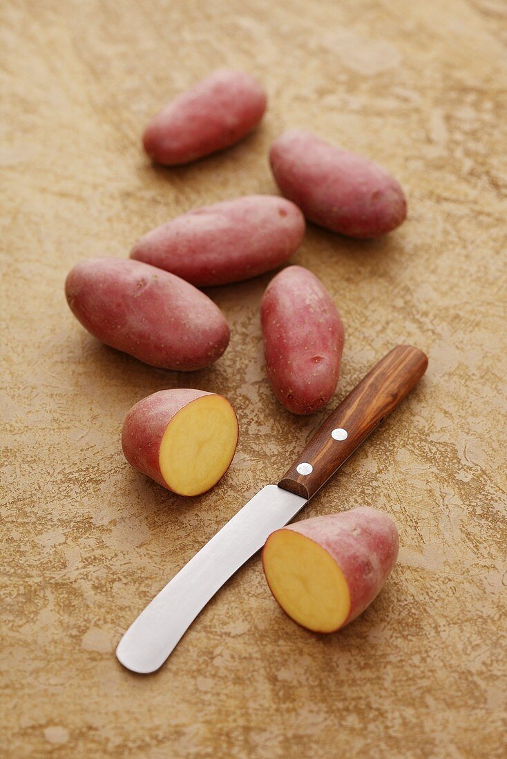 Roseval Kartoffeln, ganz, halbiert und Messer