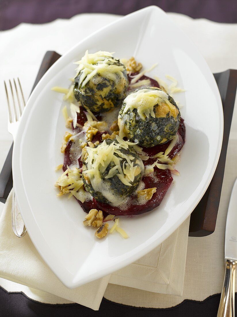 Spinach dumplings with cheese and walnuts