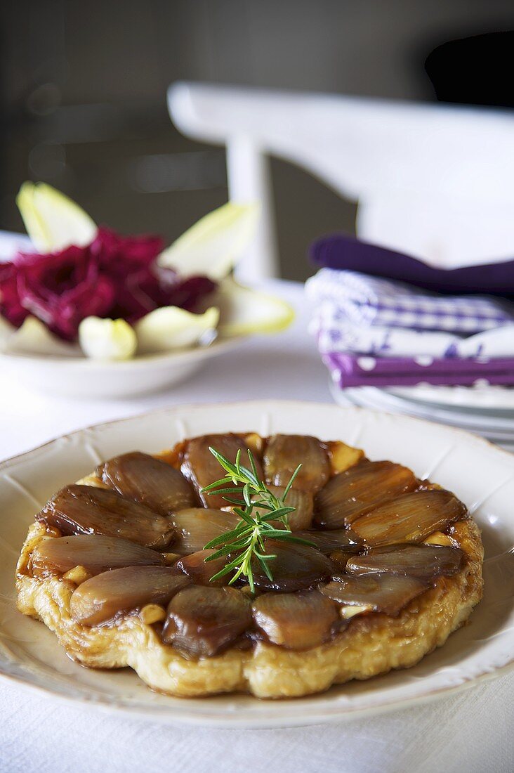 Tarte tatin with onions