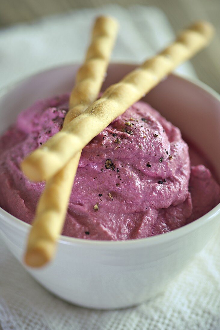 Beetroot dip with grissini