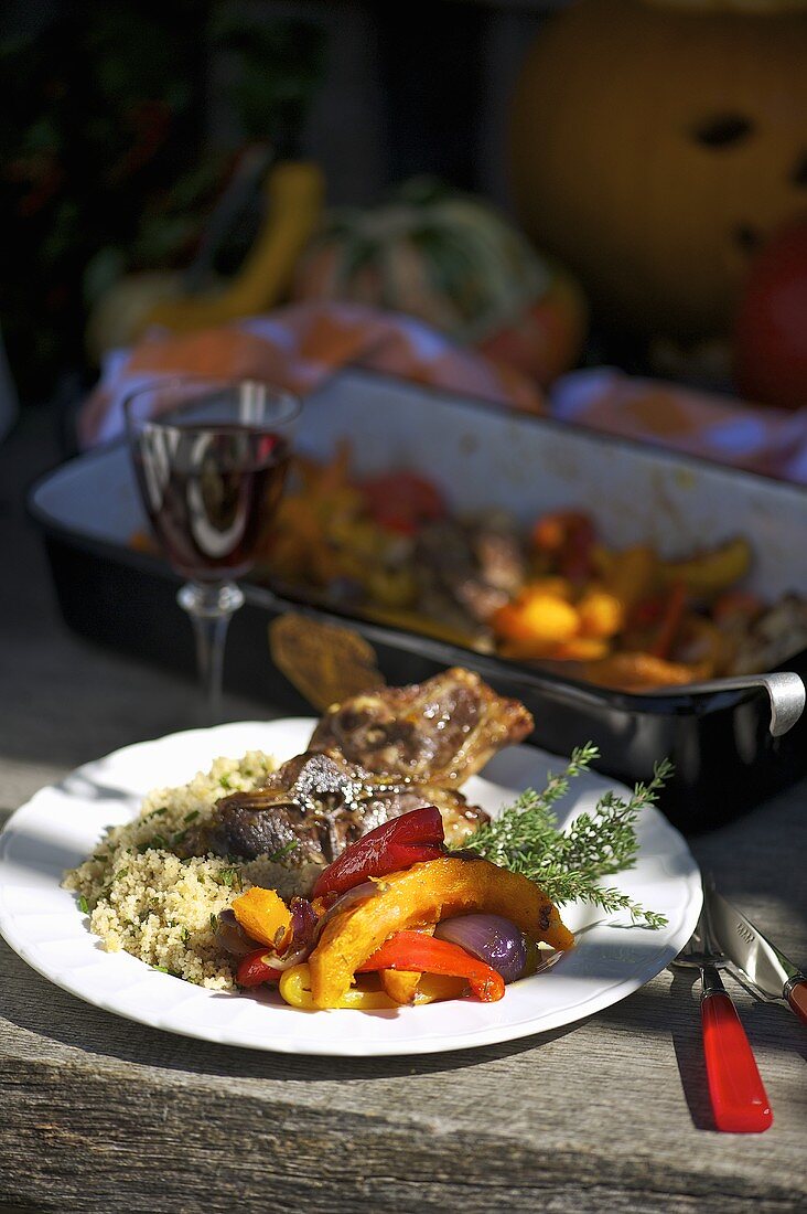 Gebratene Lammkoteletts mit Kürbisgemüse und Couscous