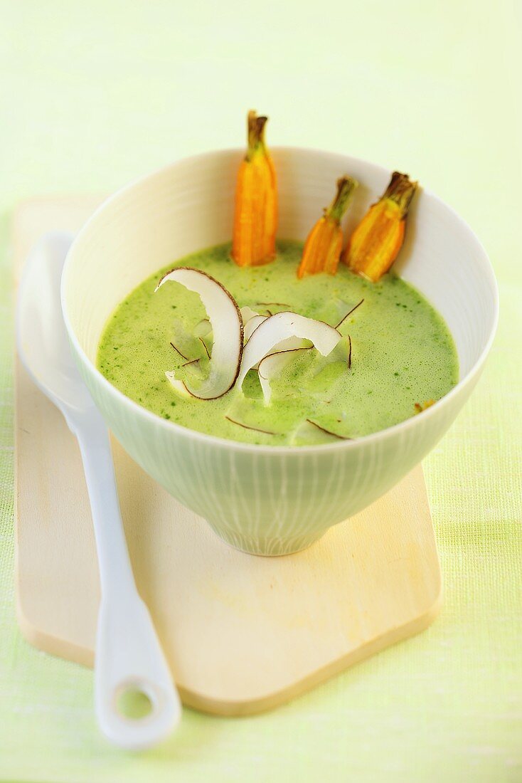 Spinatsuppe mit Kokosspänen und Möhren