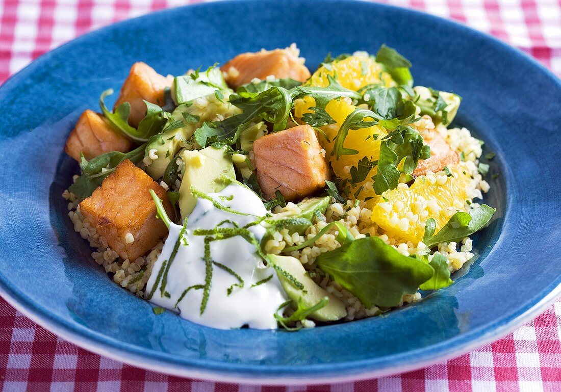 Lachswürfel mit Bulgur, Orangen, Avocado und Rucola