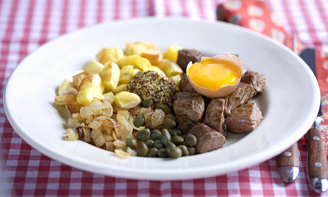 Rindfleisch mit Kartoffeln, Zwiebeln, Kapern, Ei und Senf