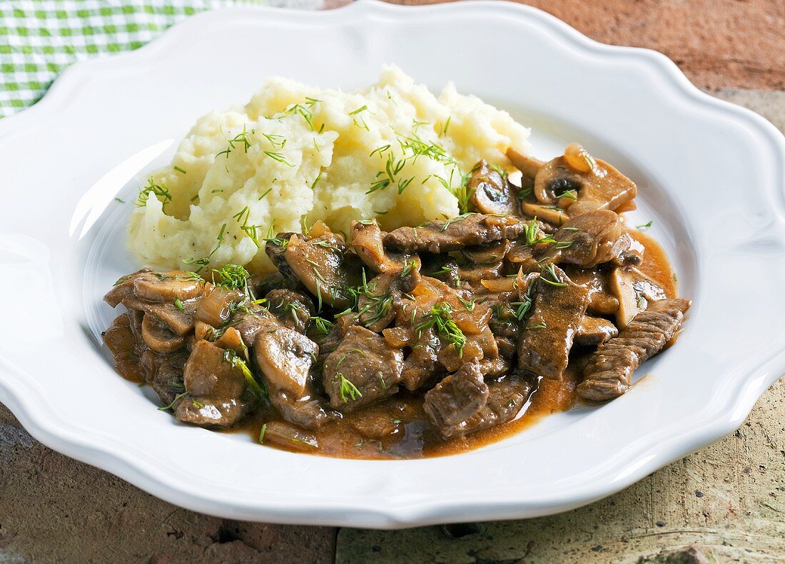 Beef Stroganoff mit Pilzen und Kartoffelpüree