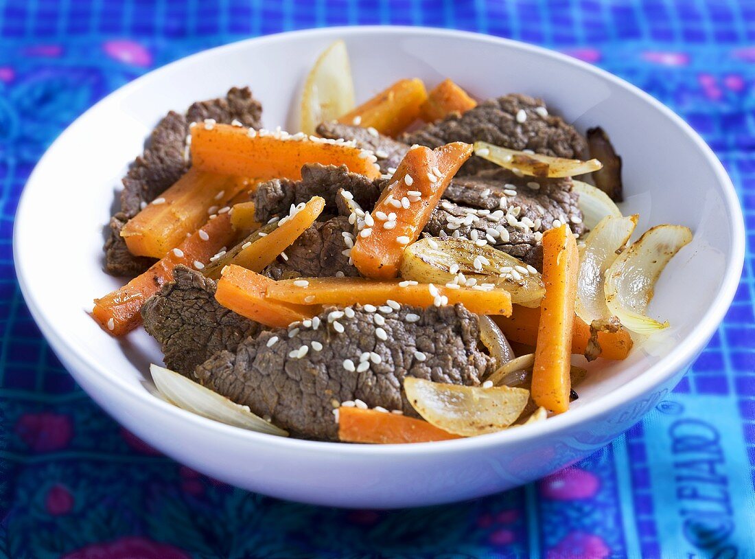 Rindfleisch mit Möhren, Zwiebeln und Sesam