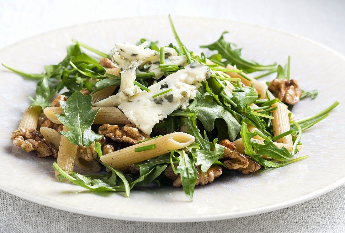 Rocket salad with penne, blue cheese and walnuts