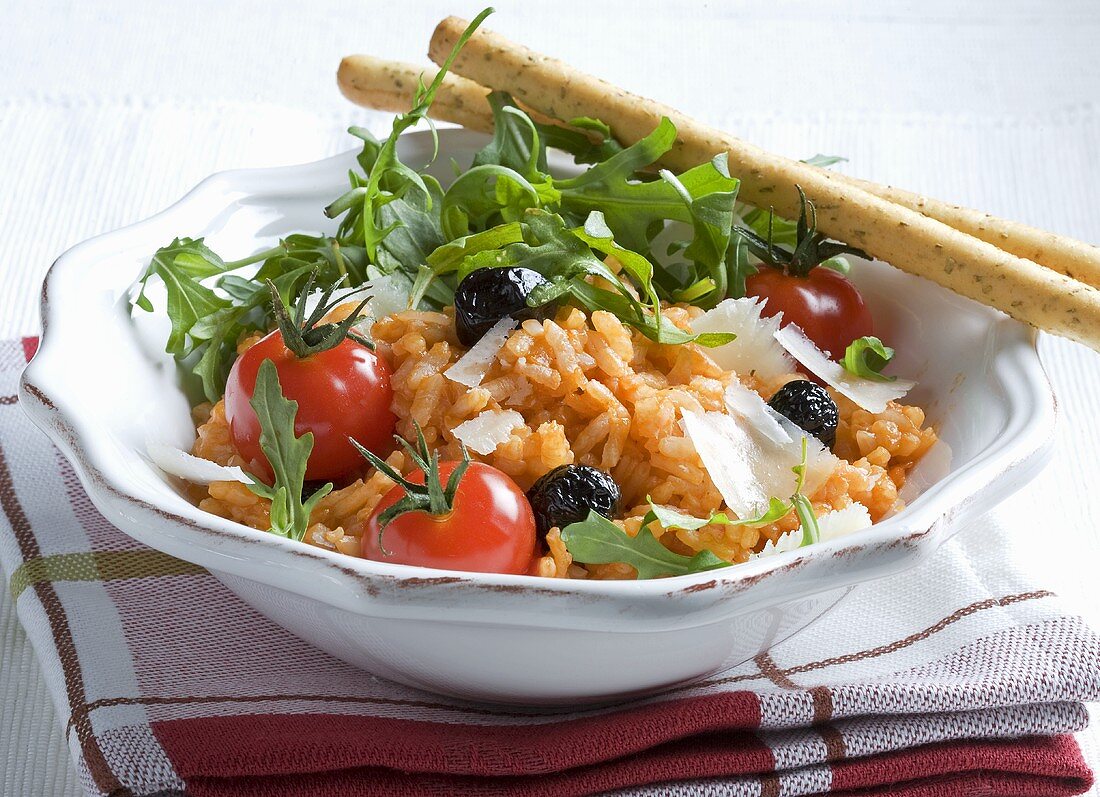 Tomatenrisotto mit Rucola, Parmesan, Oliven und Grissini