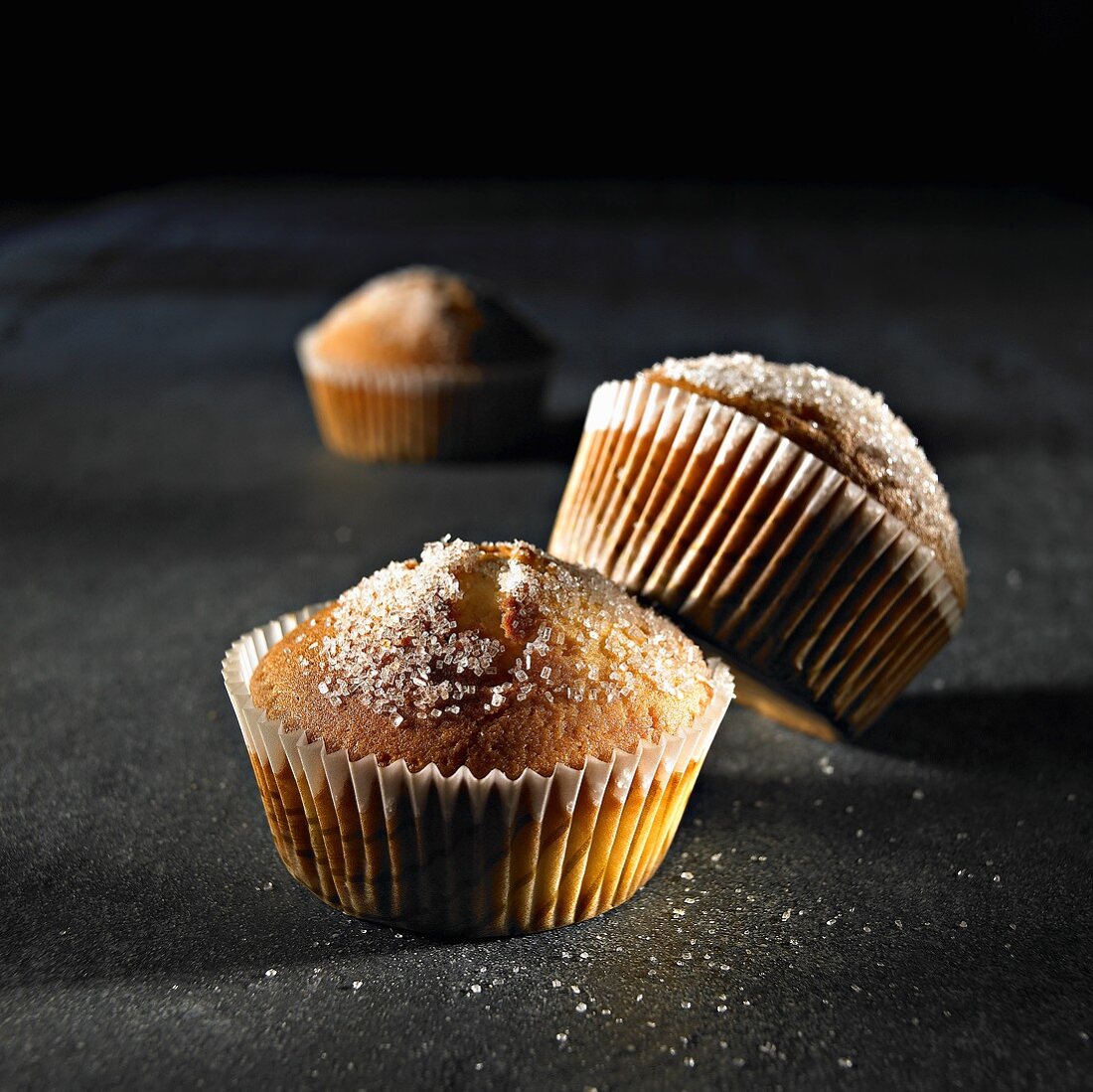 Gezuckerte Muffins in Papierförmchen