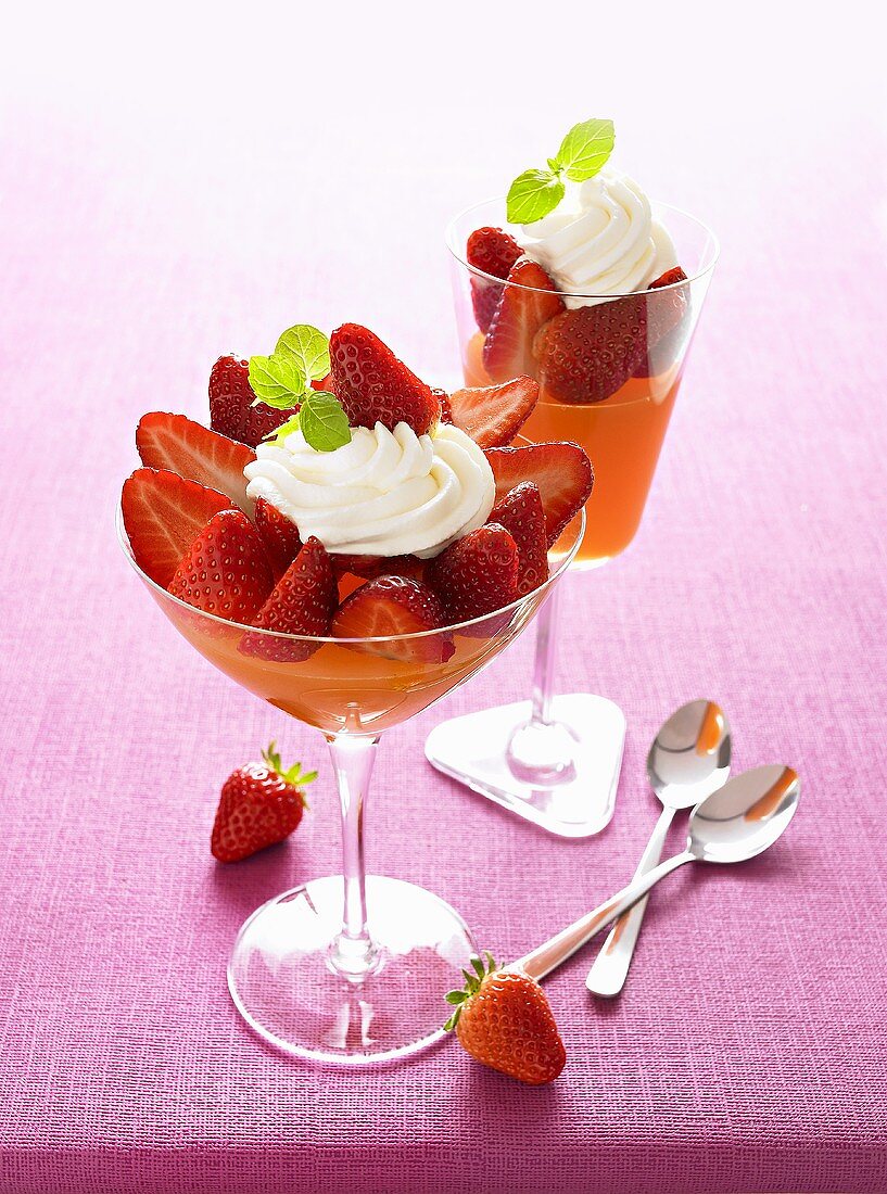 Passionsfruchtgelee mit Erdbeeren und Sahne