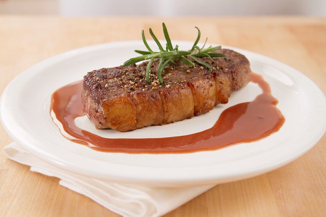 Steak mit Rosmarin und Bratensauce