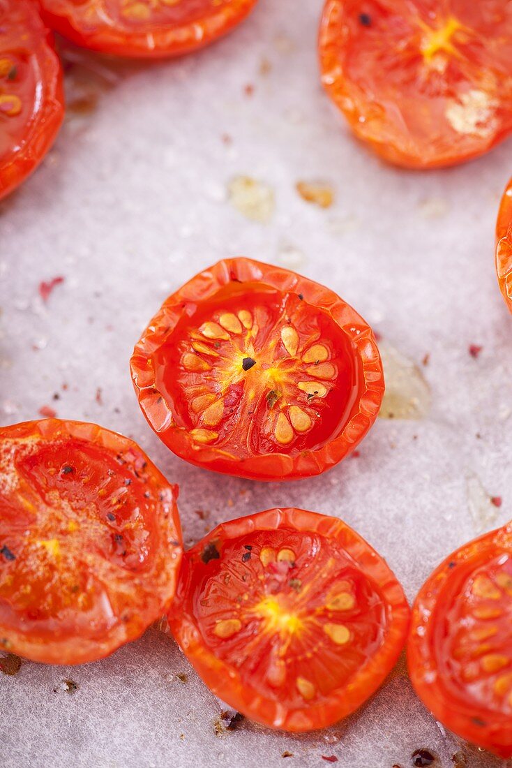 Halbierte, gebackene Kirschtomaten (Nahaufnahme)