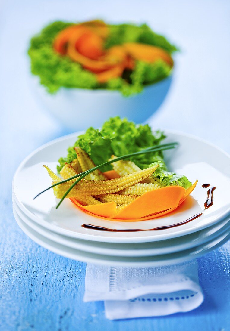 Salat mit Kürbisstreifen und Mini-Maiskolben