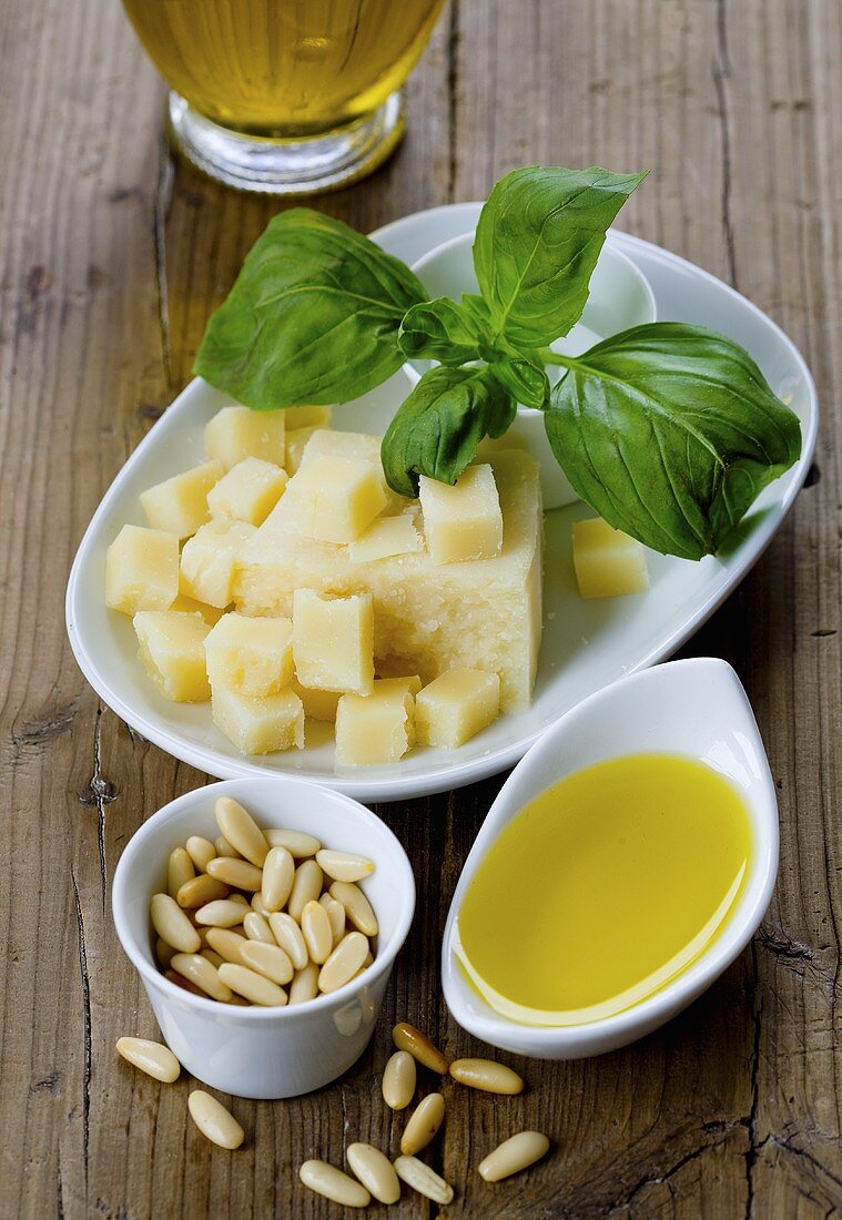 Parmesan mit Basilikum, Pinienkernen und Olivenöl