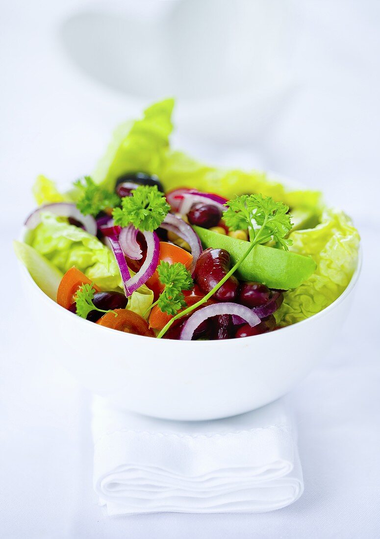 Gemischter Salat mit Kidneybohnen und Avocado