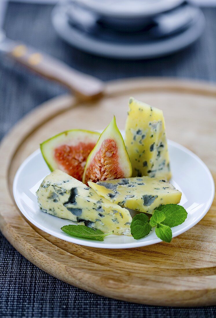 Blauschimmelkäse mit frischen Feigen