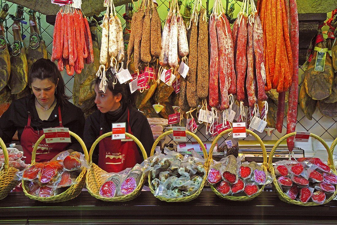 Verschiedene Salamis auf dem Markt (Mercat de St. Josep (Boqueria), Ramblas, Barcelona, Spanien)