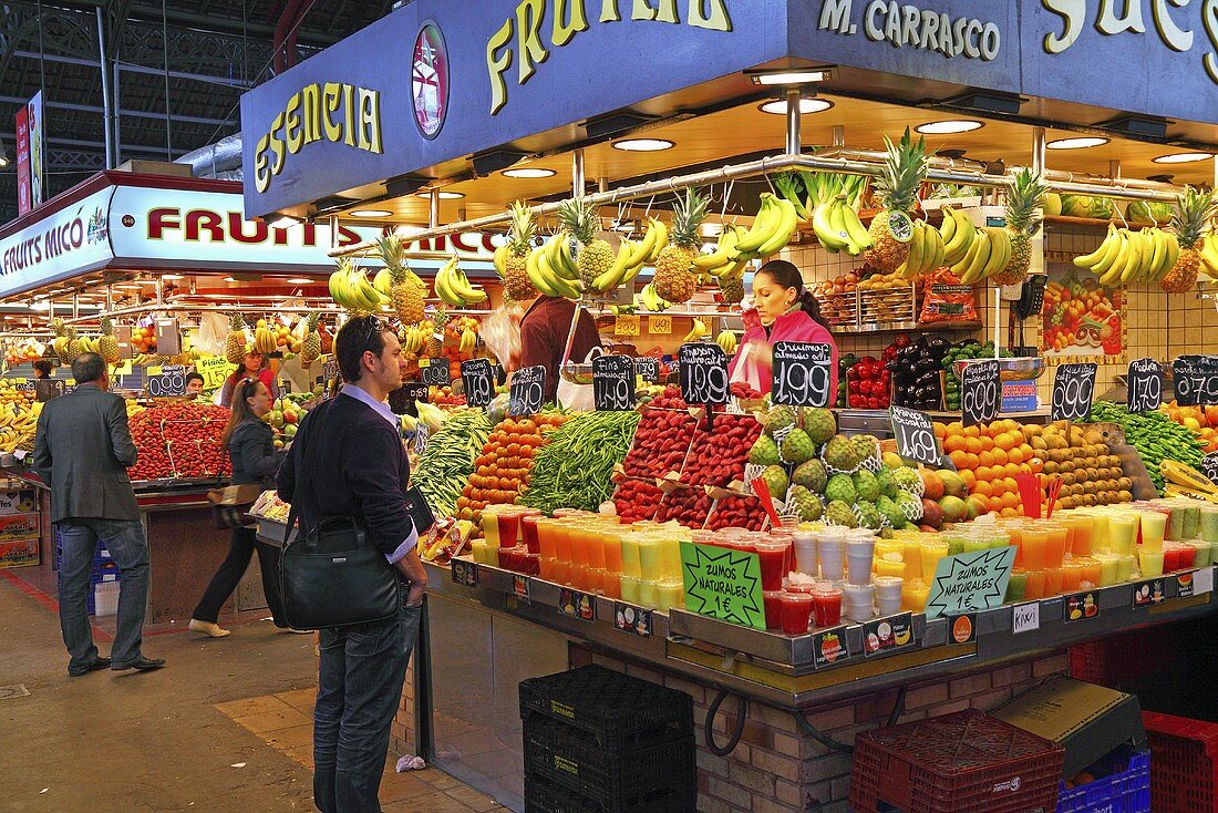 Kunden am Obst- und Gemüsestand (Mercat de St. Josep (Boqueria), Ramblas, Barcelona, Spanien)