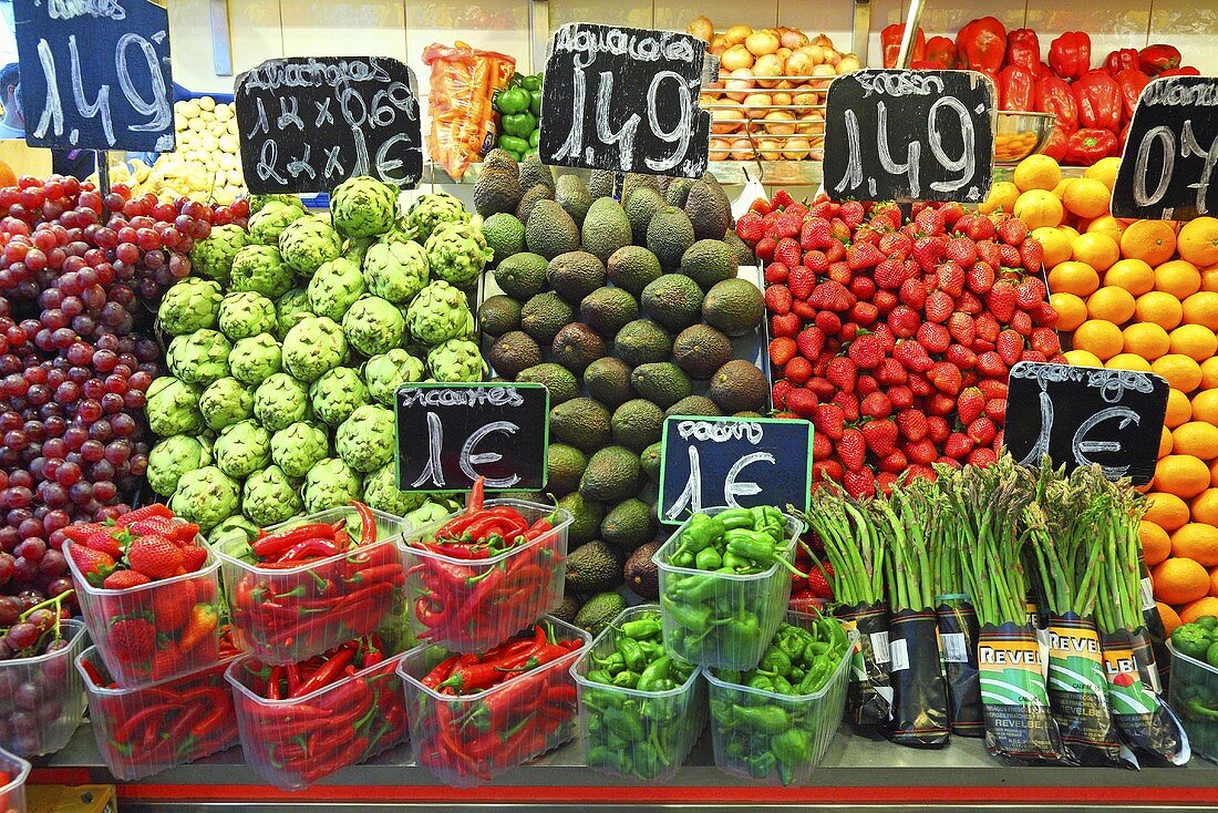 Marktstand mit Obst und Gemüse (Mercat de St. Josep (Boqueria), Ramblas, Barcelona, Spanien)