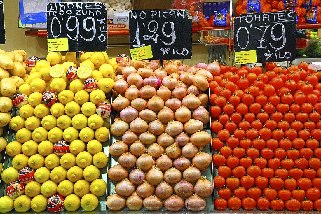 Zitronen, Zwiebeln und Tomaten am Markt( Mercat de St. Josep (Boqueria), Ramblas, Barcelona, Spanien)
