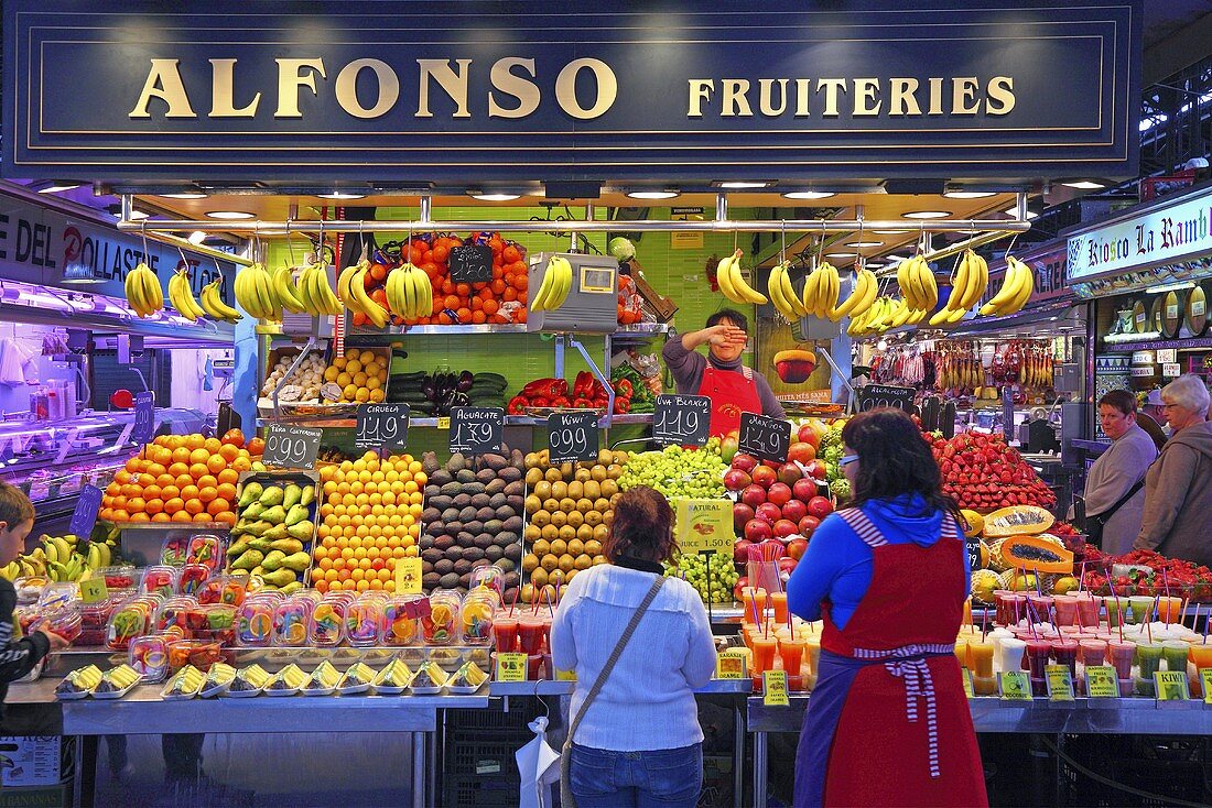 Kunden am Marktstand mit Obst und Gemüse (Mercat de St. Josep (Boqueria), Ramblas, Barcelona, Spanien)